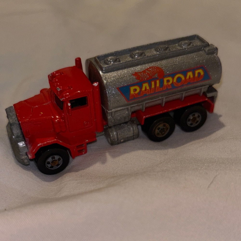 Vintage hot wheels Peterbilt tank truck